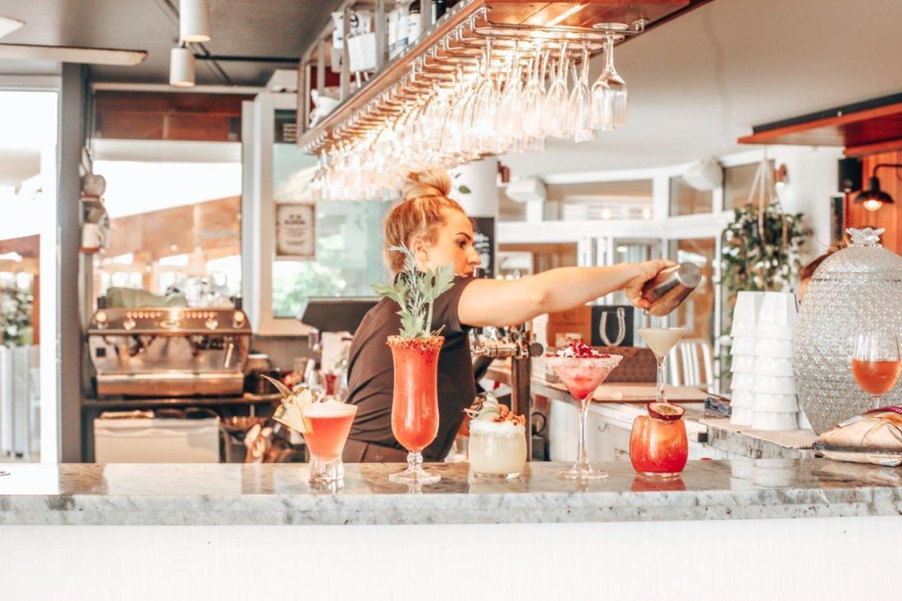 ルンバ ビーチ リゾート カラウンドラ エクステリア 写真 A bartender at work