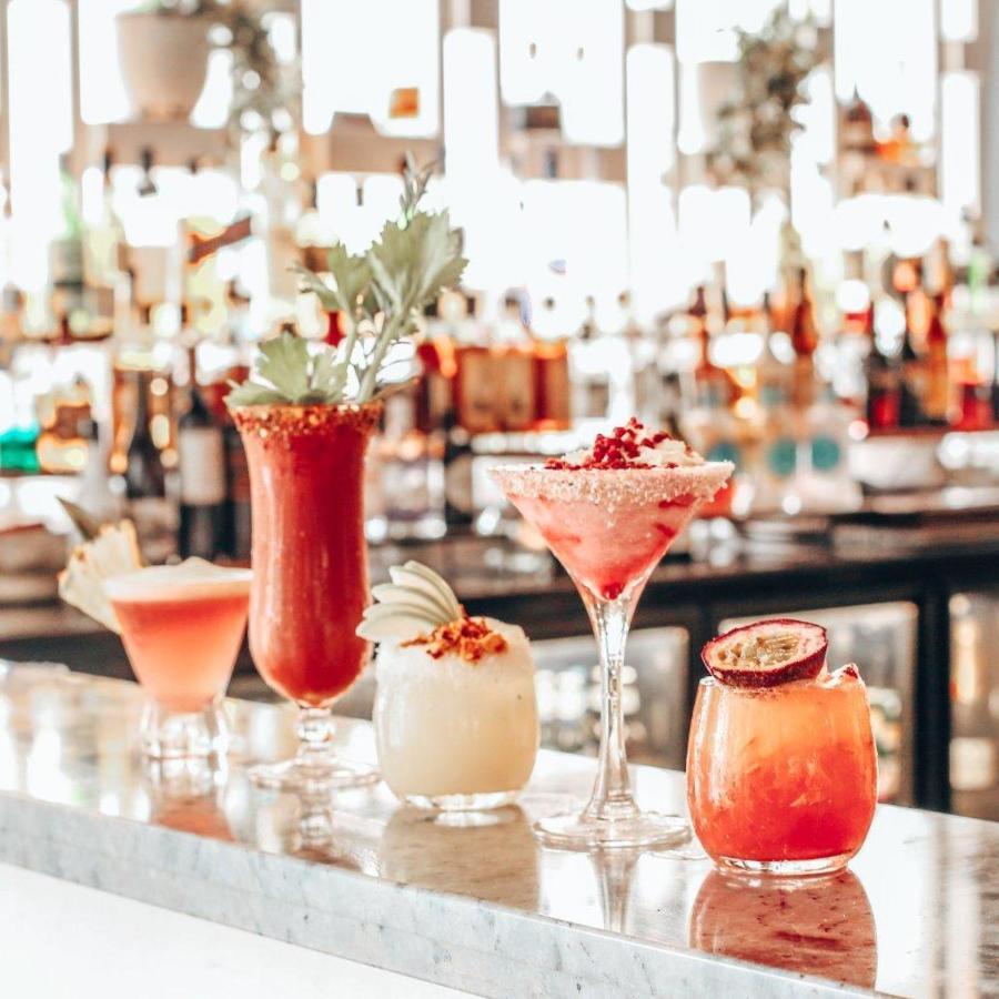 ルンバ ビーチ リゾート カラウンドラ エクステリア 写真 Cocktails at the bar