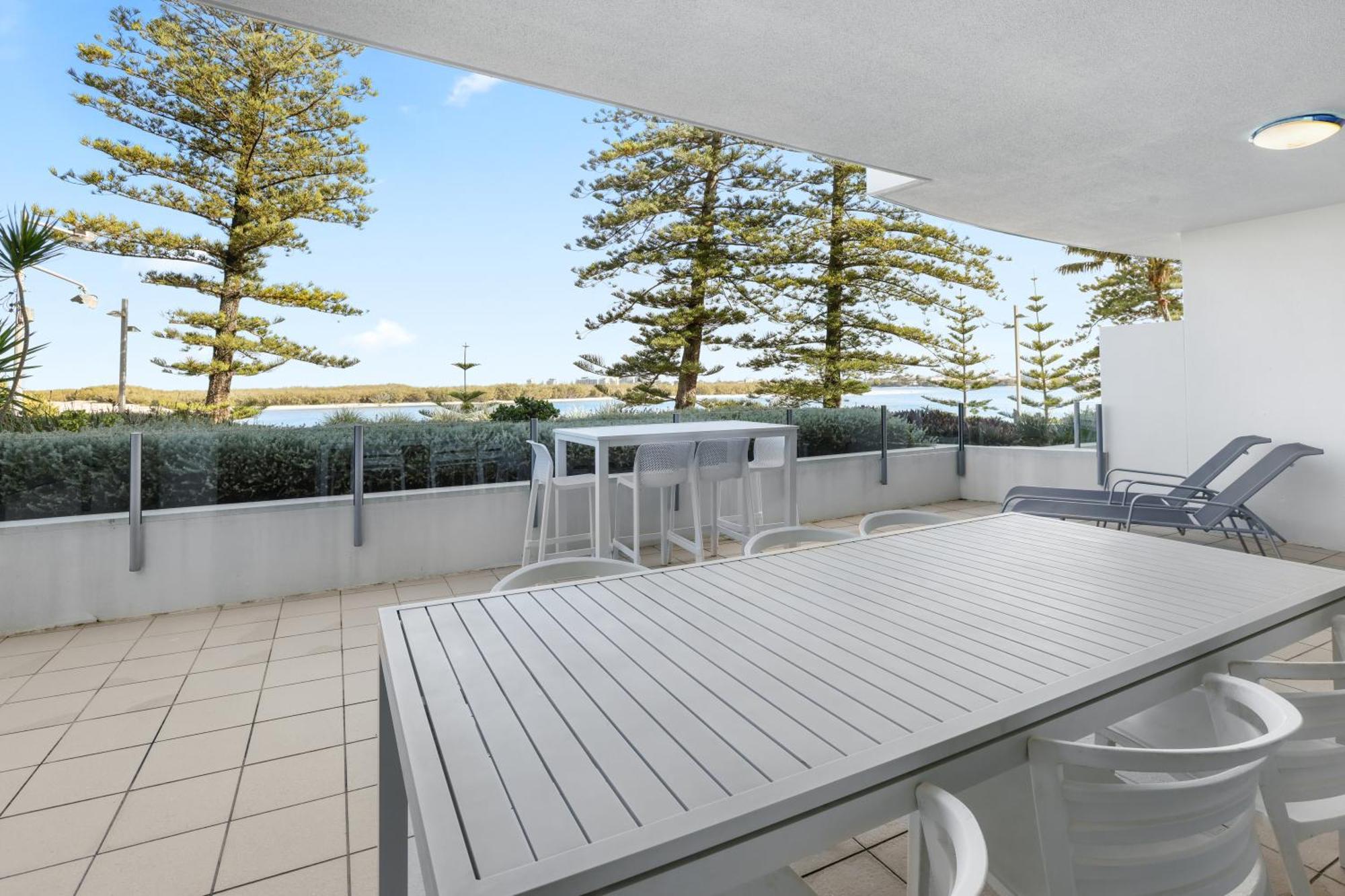 ルンバ ビーチ リゾート カラウンドラ エクステリア 写真 A balcony at a resort