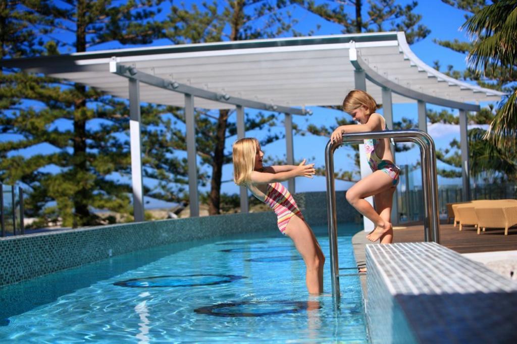 ルンバ ビーチ リゾート カラウンドラ エクステリア 写真 The pool at the Wrest Point Hotel and Spa